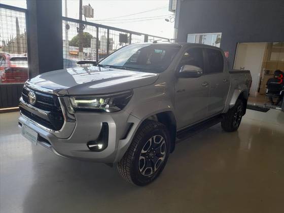 TOYOTA HILUX 2.8 D-4D TURBO DIESEL CD SRX 4X4 AUTOMÁTICO
